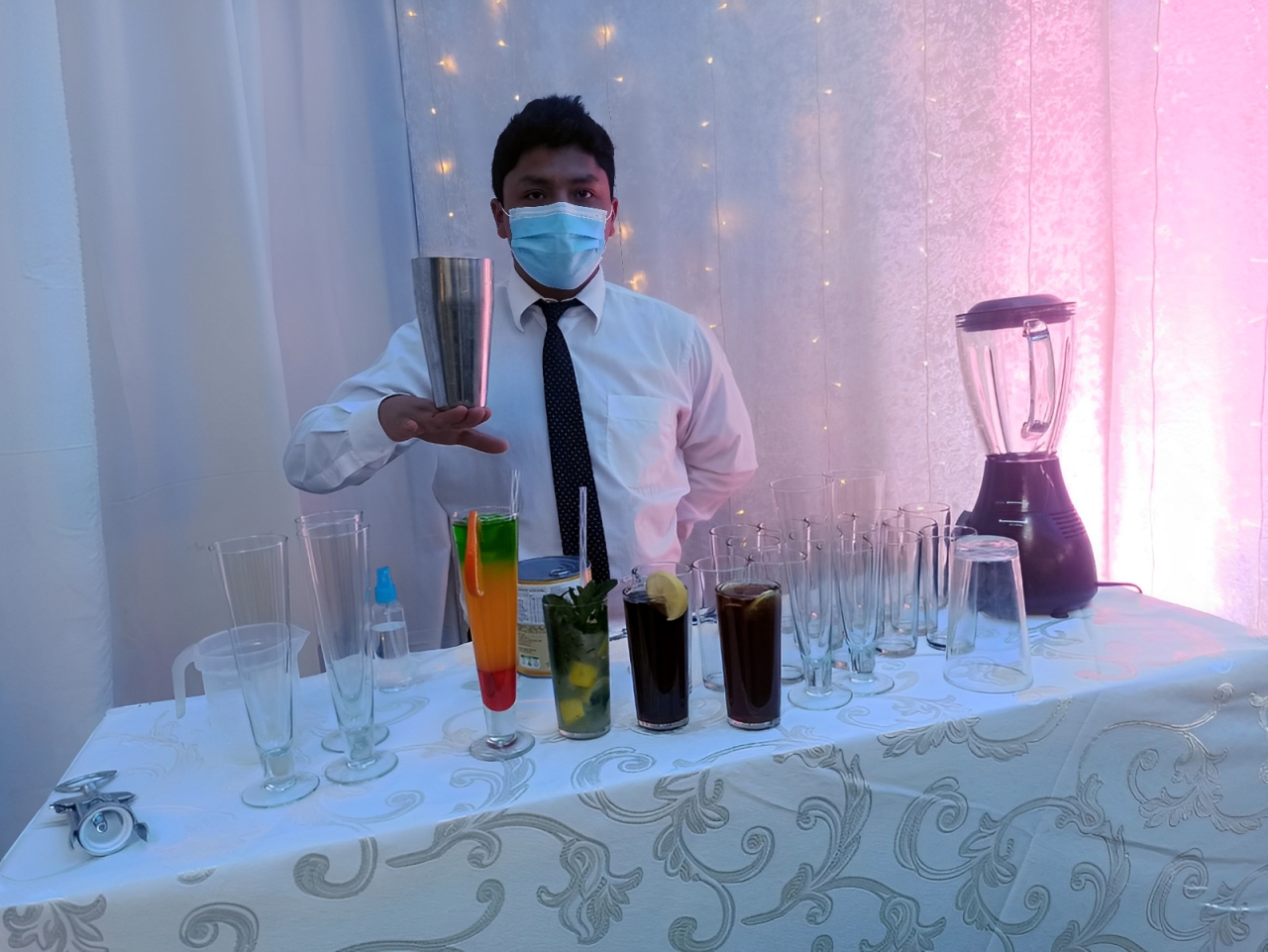 Bartender profesional sirviendo cócteles en evento elegante