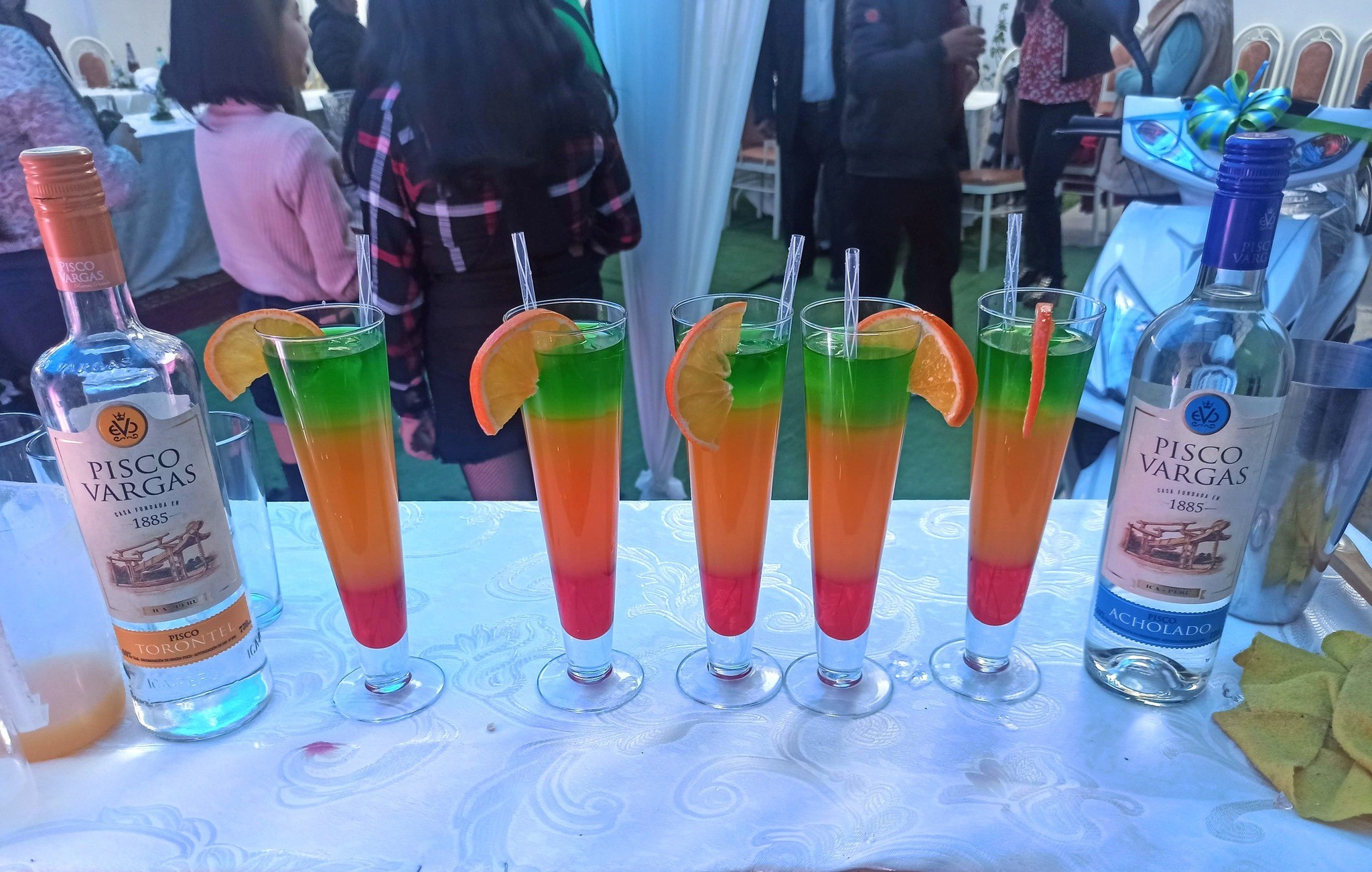Coctel clásico servido en evento elegante