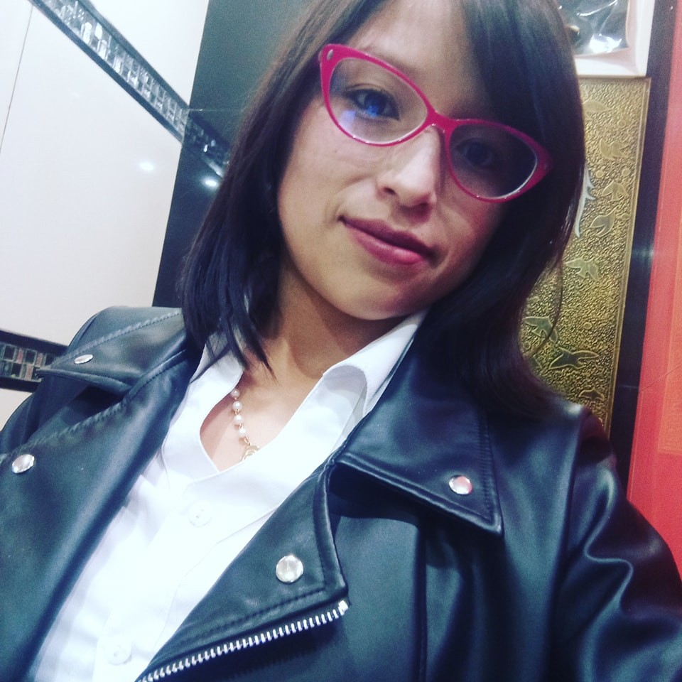 Foto real de cliente Sofía Ramírez, con copa de cóctel