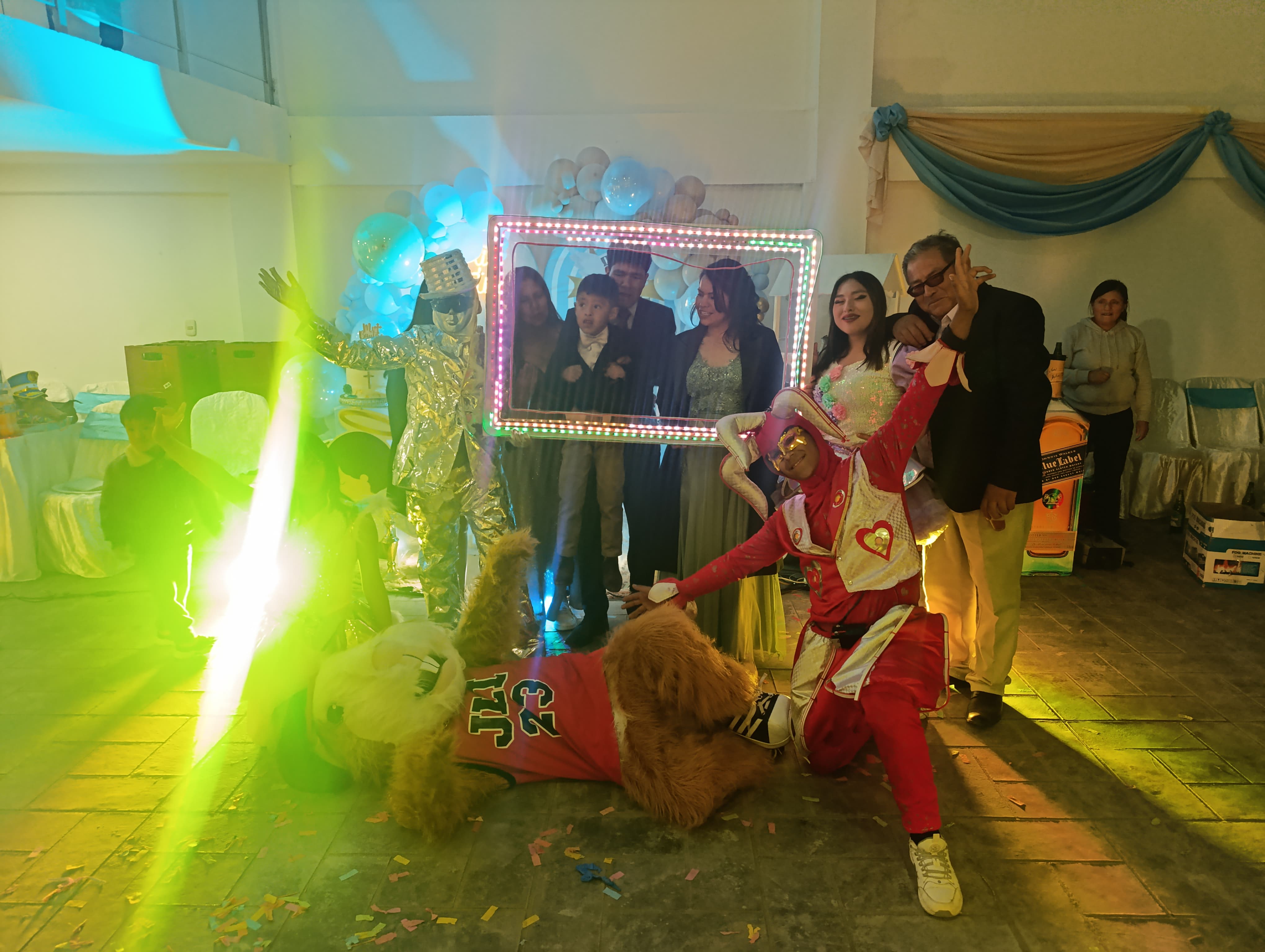 Animadores de hora loca con disfraces y cabezones en evento