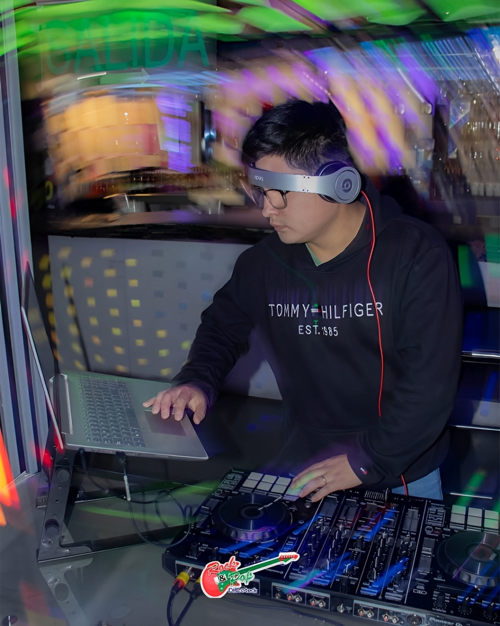 DJ profesional animando fiesta con luces y música moderna